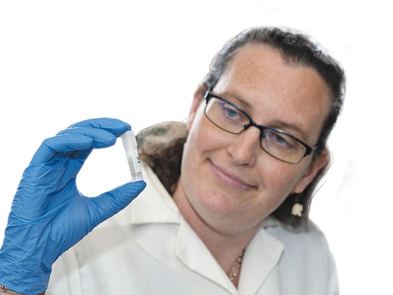 Profesorka Brooke Crowleyová zkoumá ve své laboratoři vzorkem trusu jaguára