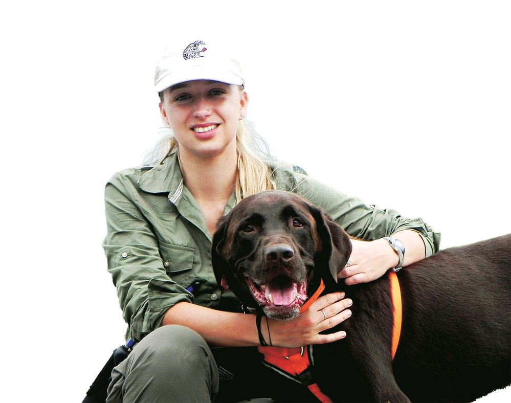 Vedoucí výzkumu Claudia Wultschová s Bruiserem, jedním ze dvou psích pomocníků