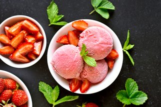 Domácí jahodová zmrzlina: Vyrobte si ji jen ze dvou surovin!
