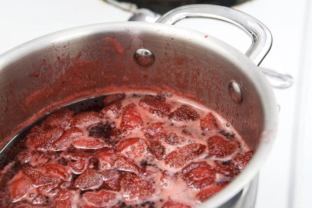 Jahody neobsahují moc pektinu. Pokud nepřidáte želírovací přípravek, musí se džem vařit déle.