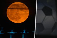 Unikátní červený úplněk dnes v noci: Proč se „jahodový měsíc“ jeví veliký?