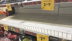 Regály s jahodami jsou v australských obchodech kvůli jehlové kauze prázdné.