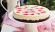 Cheesecake s jahodami, bílou čokoládou a mákem. Skvělý dezert nejen pro Blížence