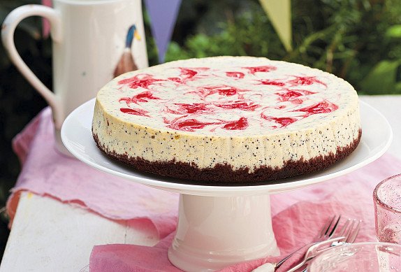 Cheesecake s jahodami, bílou čokoládou a mákem. Skvělý dezert nejen pro Blížence