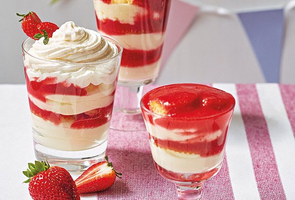 Do půl hodinky zvládnete anglický dezert trifle s jahodami, který tvoří vrstva piškotu a krému z jahod a mascarpone.