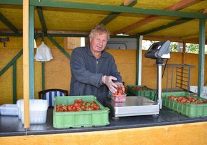Oldřich Kříž už letos začal prodávat natrhané jahody u plantáže nedaleko plzeňských Radčic.