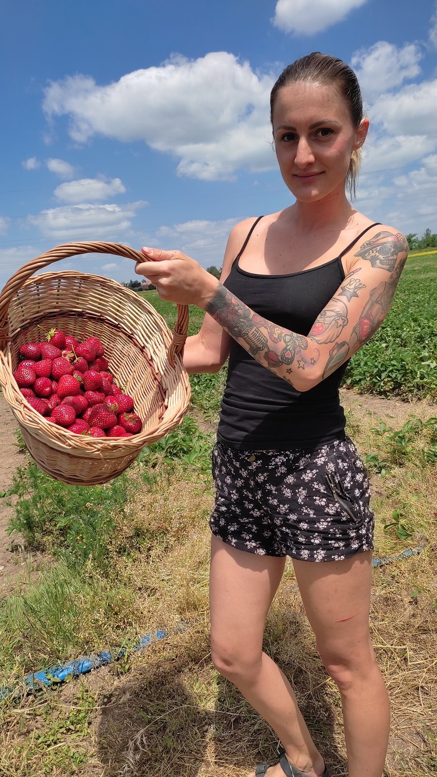 Martina Kubíčková (28)  vyrobí z jahod přesnidávky pro děti.