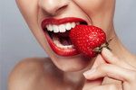 Jahodová semínka mohou pomoci zuby vybělit.