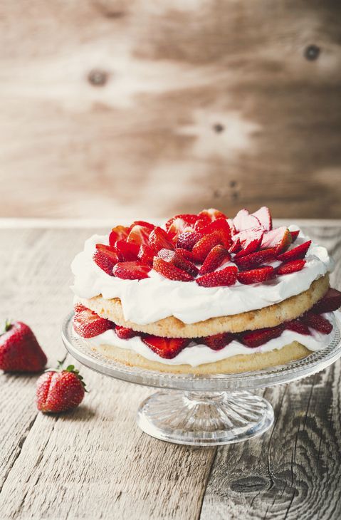 Jahodový dort nemusí zabrat hodiny, stačí piškot, smetanový krém a čerstvé ovoce