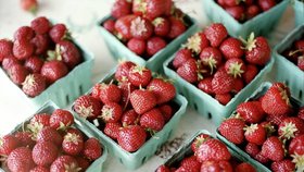 Nejvíce pesticidů mají jahody, špatně si vedou i jablka. Jak se jim vyhnout?