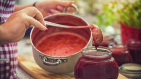 Sladké jahodové recepty: Připravte si skvělou marmeládu, šťávu nebo crumble 