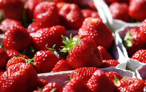 Víte, že jíst jahody před milováním je nejen romantické, ale taky praktické? Obsahují totiž zinek a hodně antioxidantů. Tyto látky zvýší vaši sexuální výkonnost.