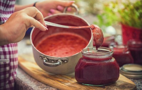 Sladké jahodové recepty: Připravte si skvělou marmeládu, šťávu nebo crumble 