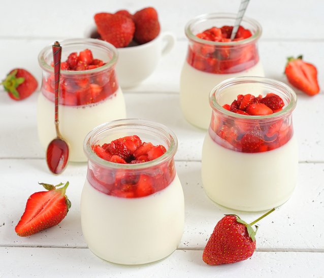 Panna cotta s jahodovým přelivem. Skvěle chutná a snadno se jí.