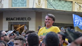 Jair Bolsonaro ve chvíli, kdy byl bodnut útočníkem do břicha