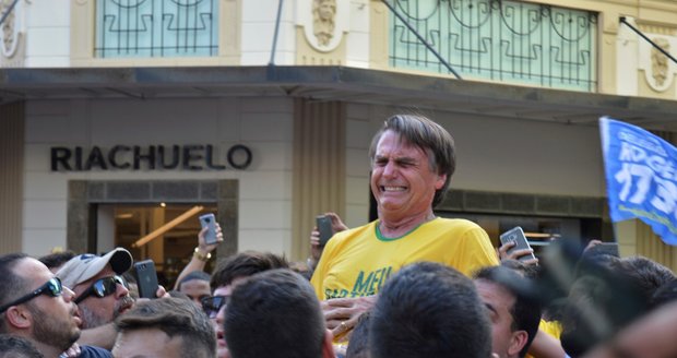 Brazilský prezidentský kandidát je ve vážném stavu: Na mítinku ho útočník bodl nožem do břicha