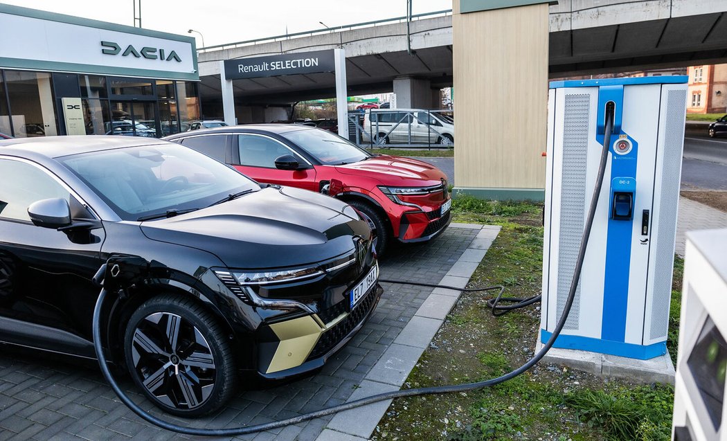 Dobíjet elektroauta energií získanou ze slunce je v autosalonu Kubíček možné z šestnácti nabíjecích stanic