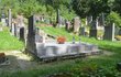 2016 - Scéna, ve které Vašíkův děda zalévá květiny na hrobu Vašíkovy babičky, se natáčela na hřbitově v Hrubé Skále. Přibyl na něm náhrobní kámen a deska…