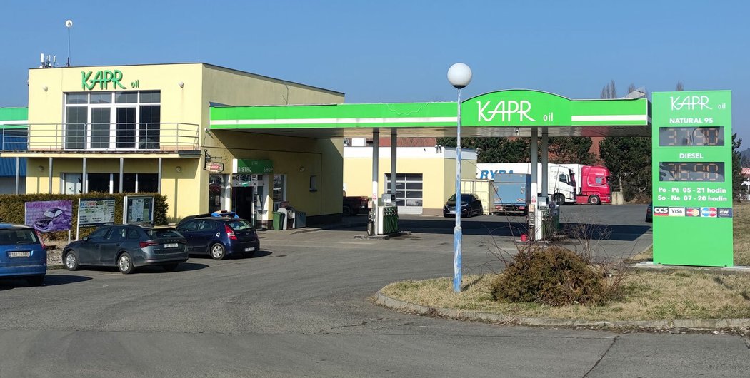 Na oleje české značky Carlson jsme měli štěstí na čerpací stanici Kapr Oil Žebrák. Litr poptávaného typu zde vyšel na sympatických 295 Kč.