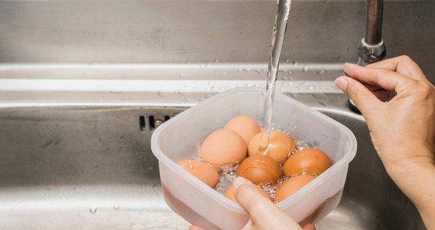 Dejte vejce do krabičky a naplňte ji ze třetiny vodou.