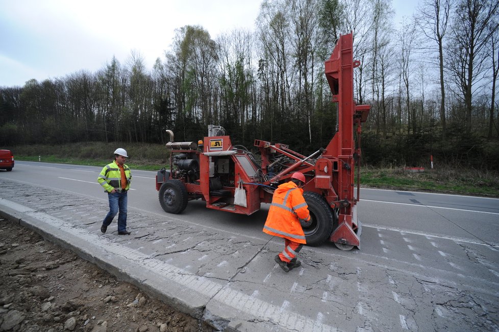 Vzdálenost mezi dopady sedm tun těžké ozubené desky stroje zvaného gilotina na vozovku je zhruba 30 cm