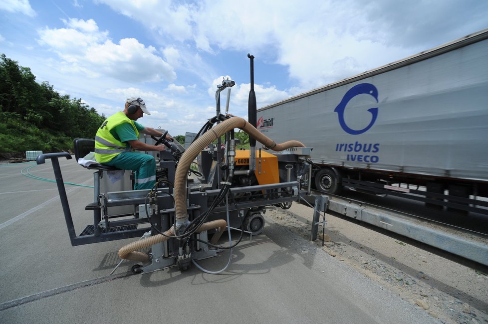 Šofér řezacího stroje pozorně sleduje linku, aby všechny bloky měly rozměr 3,75 x 4,5 metru