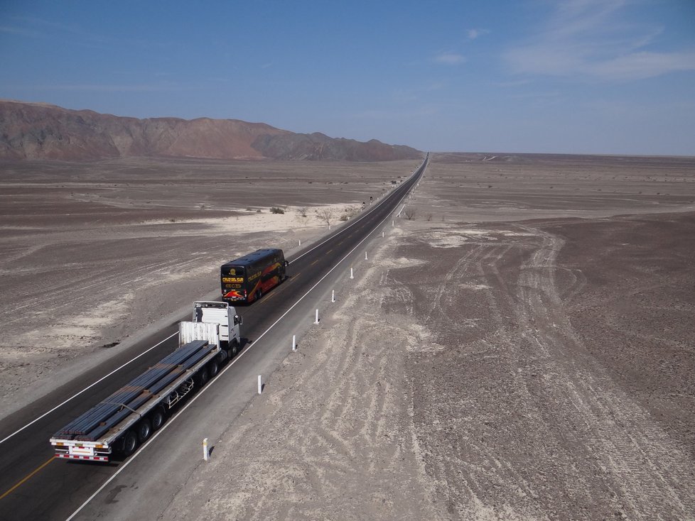 Kvalitní silnice jsou hlavně u pobřeží, kudy vede i Panamerican Highway – nejdelší silnice světa (z Aljašky na jih Chile). Peruánská část měří 3337 km, v místě na obrázku přetíná známé přírodní obrazce u města Nazca. Ze 130 000 km peruánských silnic je jen 20 000 km asfaltových, jeli jsme dokonce po povrchu ze soli.