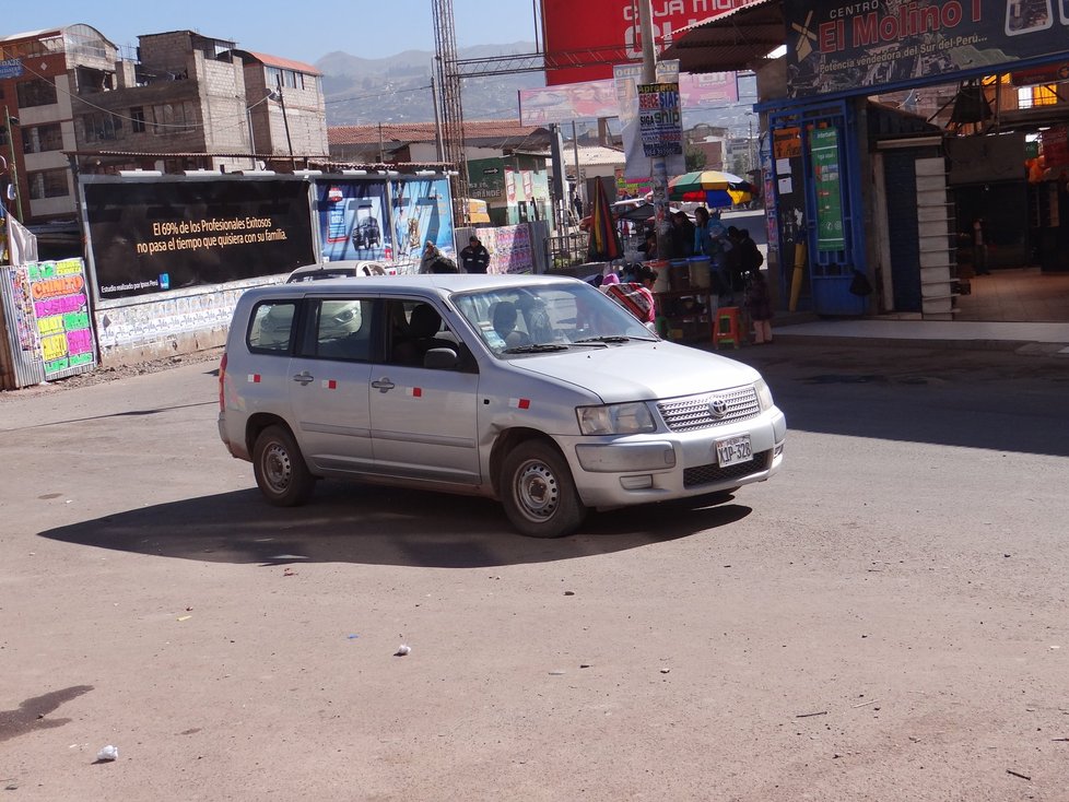 Soukromých aut najdete jen minimum, zato taxíků všude stovky. Nejčastější jsou Toyoty Yaris sedan, Corolla kombi a nám neznámý Succeed (nahoře), z dalších pak Suzuki Alto nebo Daewoo Tico.