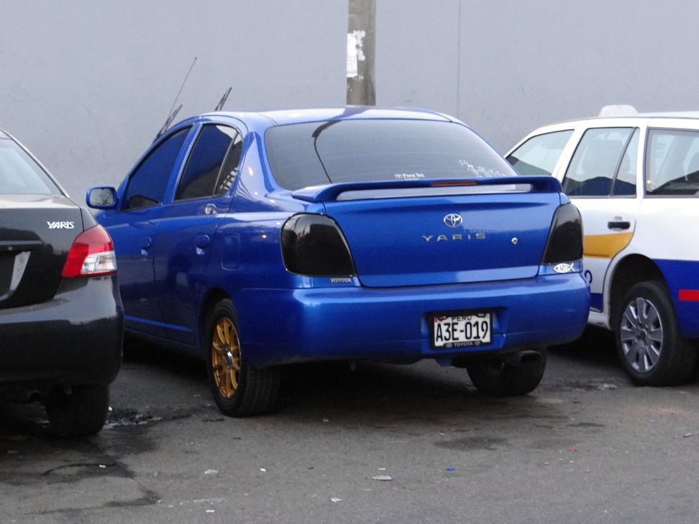 Ne každý modrý sedan s křídlem a zlatými koly musí být Subaru Impreza STi. V Peru to může být klidně Toyota Yaris.