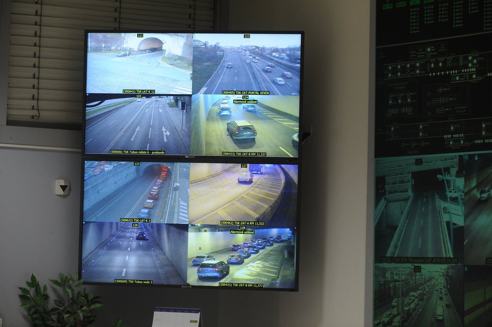 Monitory desítek kamer ukazují aktuální dopravní situaci v tunelech a jejich nejbližším okolí