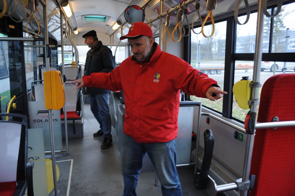 Na dvanácti metrech nízkopodlažního trolejbusu jsou celkem troje dveře. Systém odbavování cestujících je v Plzni možný jak starými cvakacími znehodnocovači papírových jízdenek, tak moderními terminály na čtení karet.