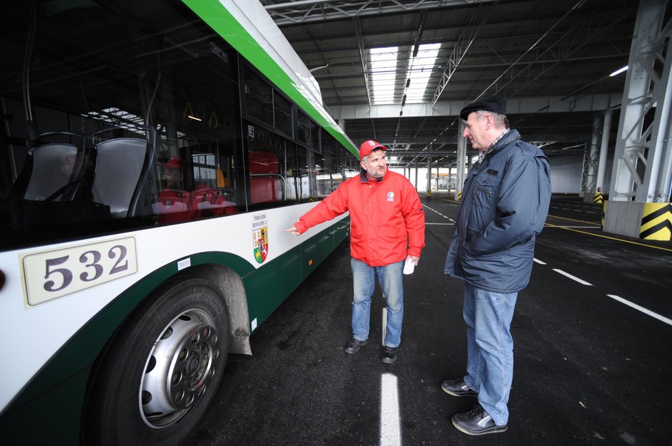 Plzeňské trolejbusy mají zelenou barvu. Jako první důvod volby se nabízí spojení s ekologií, ovšem ve skutečnosti je to jinak. Barvu získaly podle části městského znaku, proto podle stejného klíče jsou třeba plzeňské městské autobusy červené a tramvaje žluté.