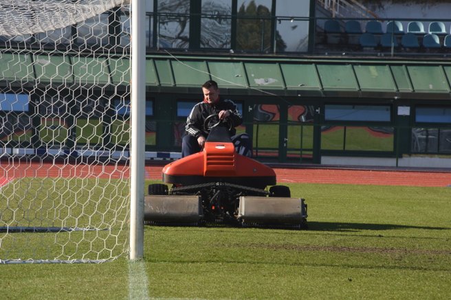 Čtyřicetiletý František působí v armádním klubu již šestou sezonu. Za tu dobu prý neřešil se sekačkou žádný vážnější problém.