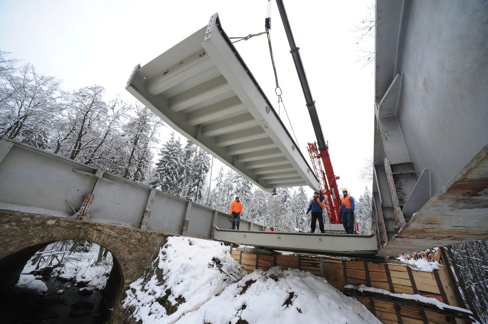 Uložení jednoho mostového dílce trvá zkušeným montážníkům asi dvacet minut.