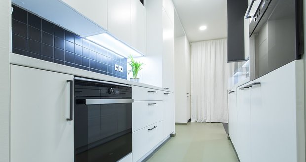 Nová moderní kuchyně, koupelna a chodba udělaly ze starého bytu příjemné místo k životu