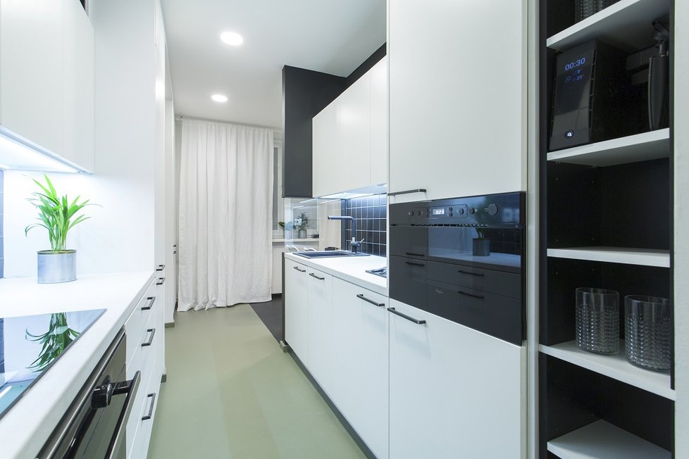 Nová moderní kuchyně, koupelna a chodba udělaly ze starého bytu příjemné místo k životu