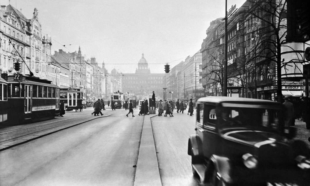 První automatická světelná signalizace v Československu začala fungovat v lednu 1930 na pražském Václavském náměstí