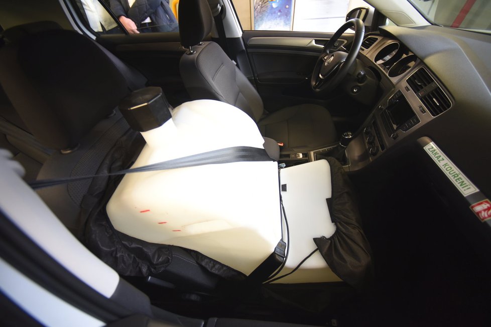 Testovací vozidla jsou zatížena fi gurínou na sedačce spolujezdce. Zátěž je i v kufru.