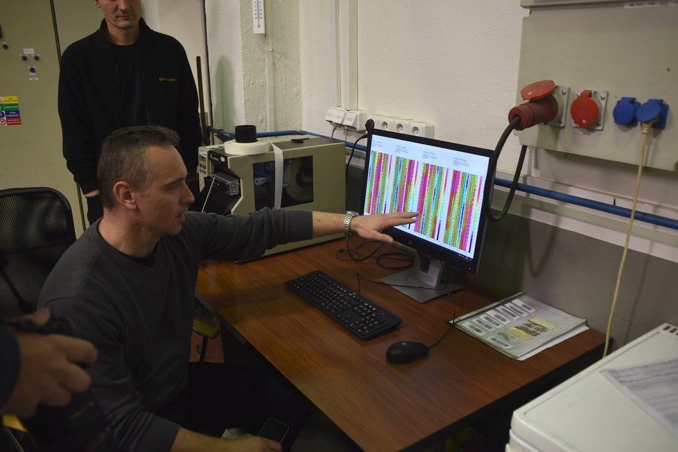 Po umytí ve speciální myčce se pneumatiky skenují na laserovém zařízení. S přesností na gram je technici také váží. Výsledky následně zpracují na počítači.