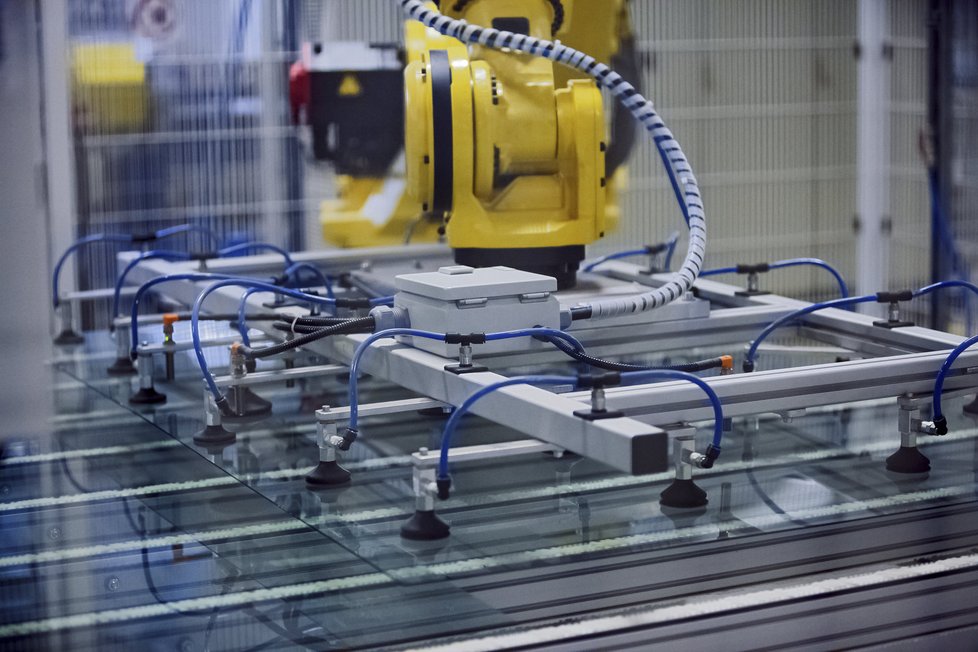Roboty přemisťující surové skleněné tabulky využívají podtlakové přísavky