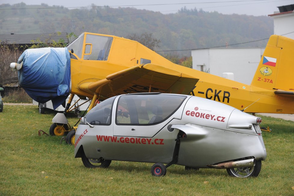 Starší typ z roku 1991 používají jako služební vůz. Má najeto přes sto tisíc kilometrů. Jiný zdejší kus už zdolal dokonce přes 270 tisíc.