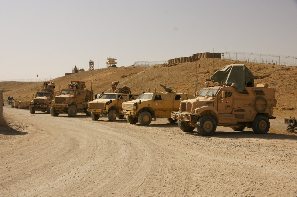 Internatonal maxxpro je jen jedním z vozidel používaných českou armádou v Afghánistánu. Na základně potkáte také land rovery, speciální iveka i tatry.