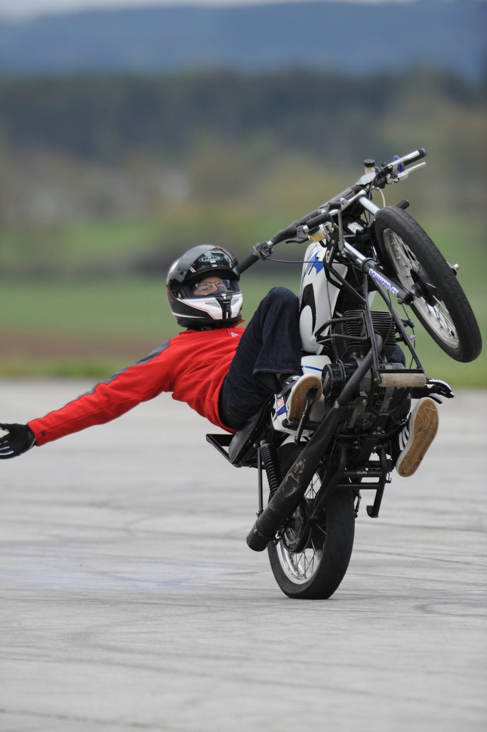 Jak je vidět na Martinově jízdě na stařičké motorce MZ, na podobné kousky nejsou potřeba statisíce