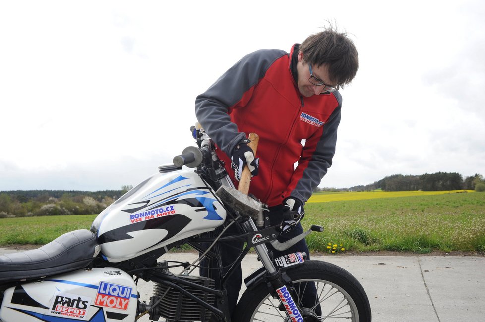 Nejčastějším pomocníkem při opravách motorek je pro jezdce velké kladivo