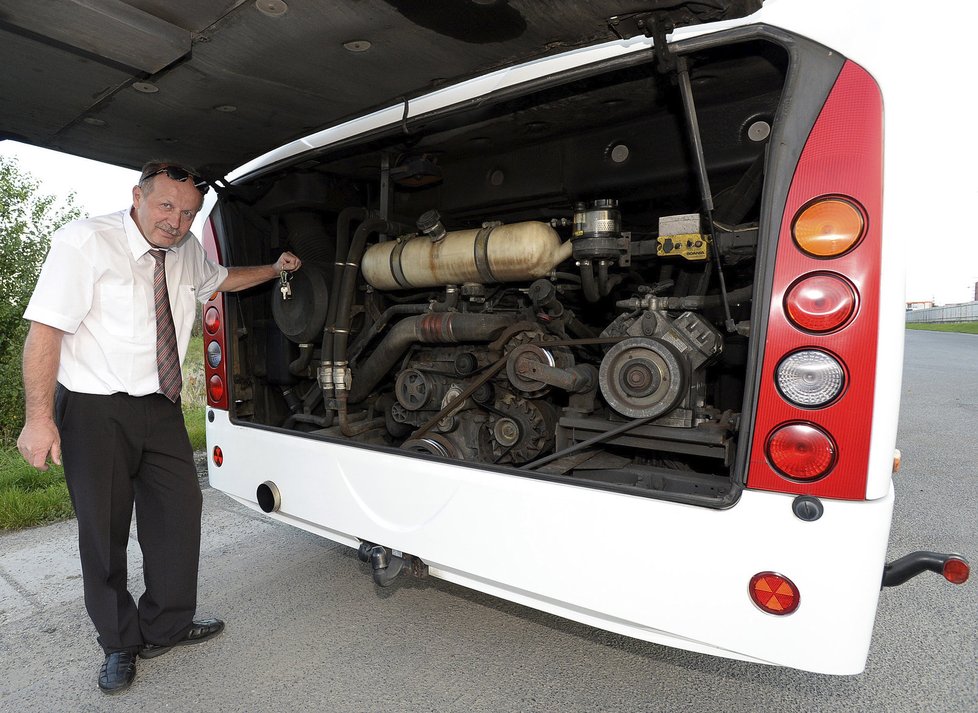 I na moderní scanii dokáže Zdeněk Pawera vyměnit některé součástky. Třeba klínový řemen.