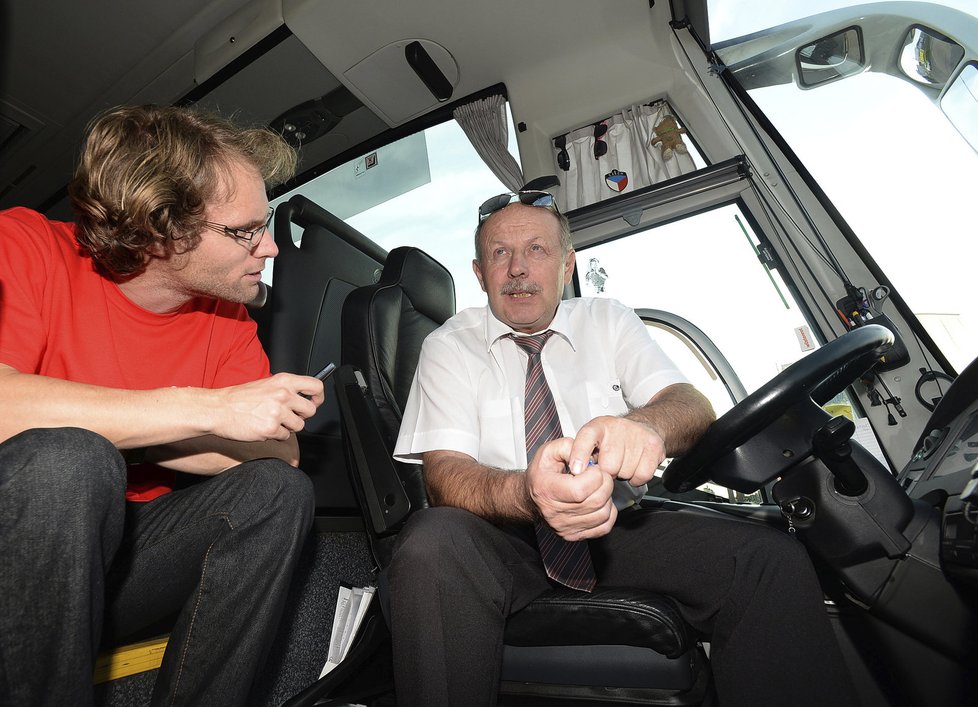 Zdeněk Pawera jezdí s dálkovým autobusem už od revoluce. Scanií Irizar od roku 2008.