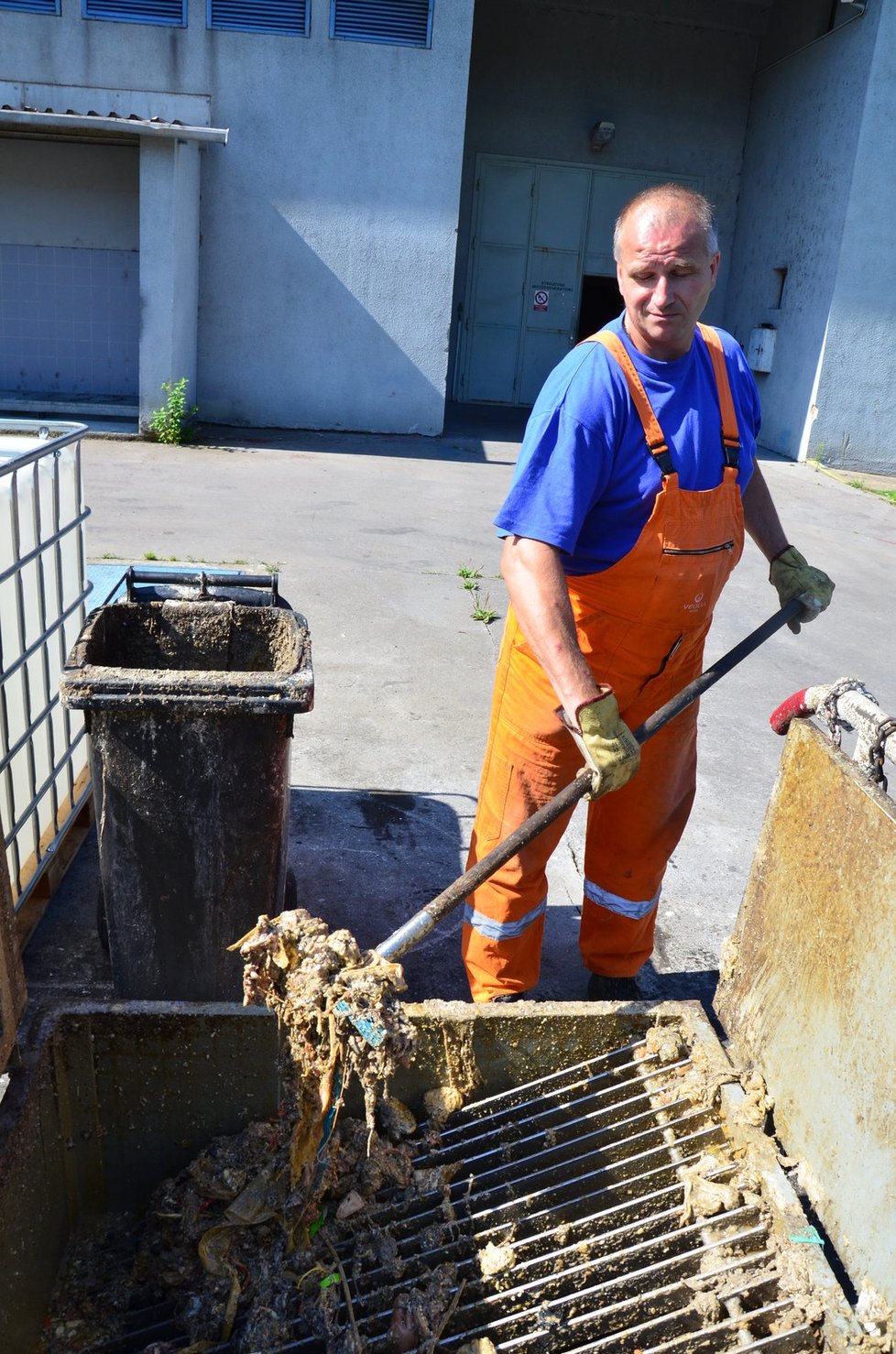 Jakmile se cisterna vyprázdní, musí se ze síta vyházet velké usazeniny. Pokud na sedimenty zasvítí slunce, zápach je o to intenzivnější.