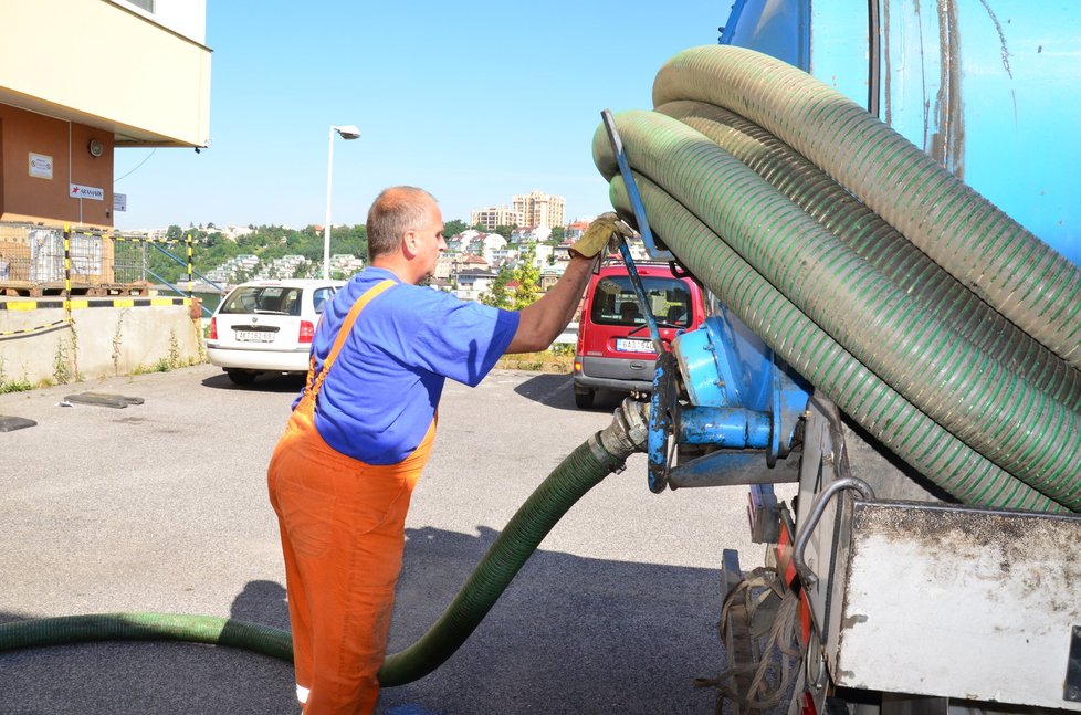 Páka ovládá šoupě vypouštěcího ventilu. Když se tahá kaše z větší hloubky, obsluha si šoupě zavře a vývěva neustále nasává. Tím, že je zavřený ventil, se vytvoří podtlak až tři atmosféry. Když se šoupě otevře, podtlak vycucne obsah jímky.