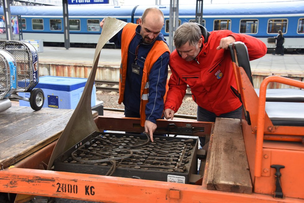 K pohonu elektrovozík používá proud robustní 555 kil těžké baterie o kapacitě 180 Ah. V provozu vydrží celou dvanáctihodinovou směnu.