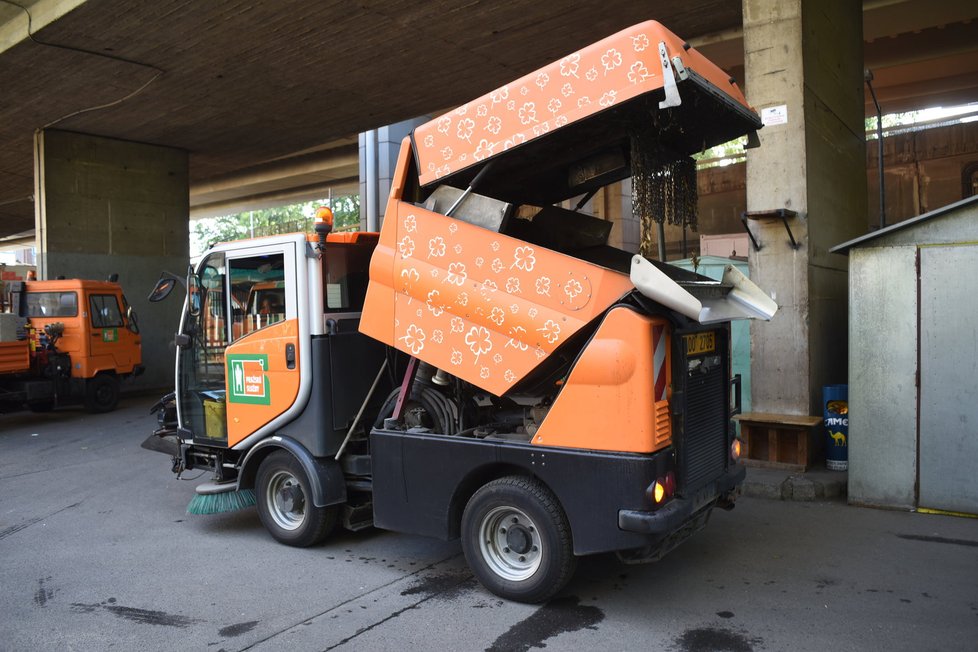 Nádrž zásobníku se vyklápí hydraulicky vždy až na konci směny